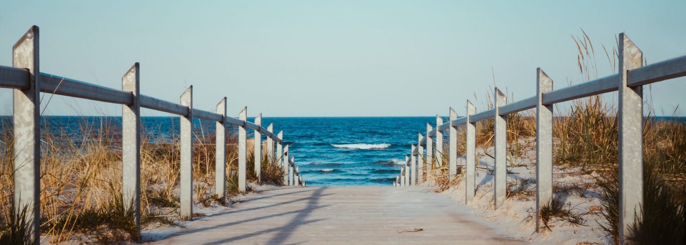 Strandzugang durch die Dünen mit Blick auf die Ostsee